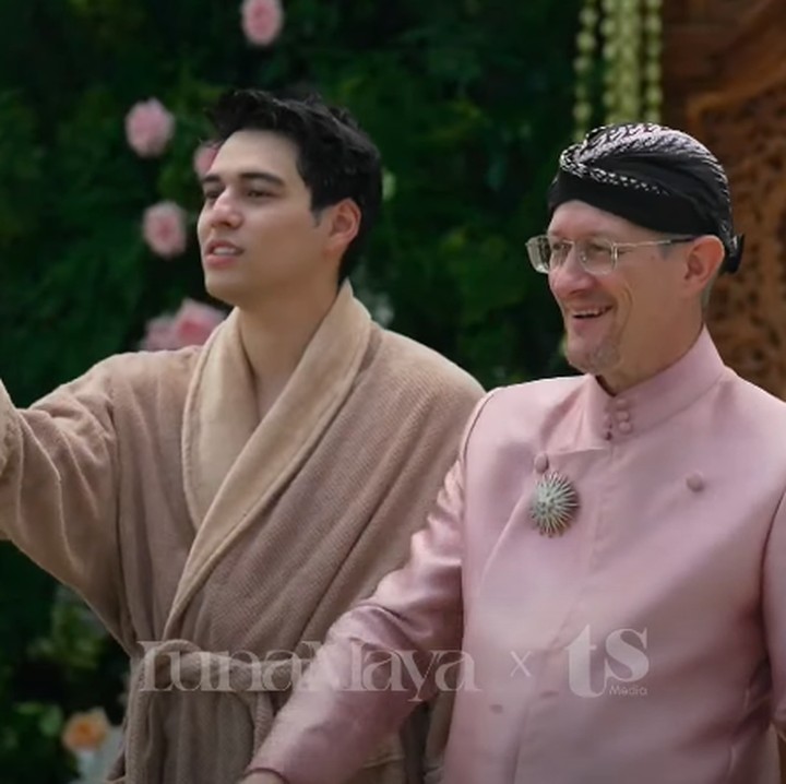 <p>Kebahagiaan tengah menyelimuti Maxime Bouttier yang sebentar lagi akan melepas masa lajangnya dan menikah dengan Luna Maya. Maxime dan Luna pun baru saja selesai melangsungkan acara sungkeman dan siraman. (Foto: YouTube TS Media)</p>