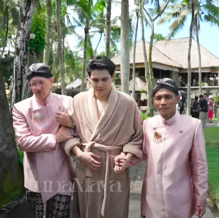 <p>Momen sakral itu dibagikan langsung melalui <em>live streaming</em> YouTube TS Media. Maxime dan Luna diketahui menggelar acara ini di salah satu resor mewah di Gianyar, Bali, Selasa (6/5/2025) pagi. (Foto: YouTube TS Media)</p>