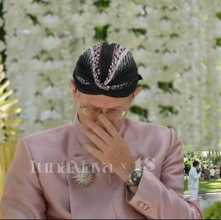 <p>Pada momen ini, sang ayah terlihat tak bisa menyembunyikan perasaan haru sekaligus bahagia melihat putranya izin untuk menikahi sang pujaan hati. “Aku minta izin dan berkat untuk menikahi calon istriku, Luna Maya Sugeng. Semoga kamu bersedia memberi kamu restu untuk niat baik untuk pernikahan ini,” tutur Maxime, dikutip dari laman<em> YouTube TS Media,</em> Selasa (6/5/2025). (Foto: YouTube TS Media)</p>