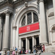 Pro-Kontra Selimuti Met Gala 2025, Kontroversi Outfit Lisa hingga Politik Berbalut Kemewahan