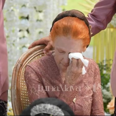 Ibu & Kakak Nangis, 8 Momen Haru Sungkeman & Siraman Luna Maya Penuh Air Mata Bahagia