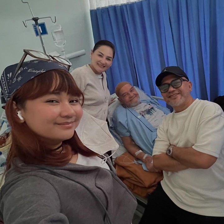 <p>Meski bukan hal yang mudah, Mona mengaku berusaha ikhlas. “Insya Allah kita semua ikhlas. Cuma bisa doa semoga sakit papi kemarin menghapus semua dosa. Digantikan dengan pahala sabar. Indah kuburmu pi,” ungkap Mona. (Foto: Instagram@monaratuliu)</p>