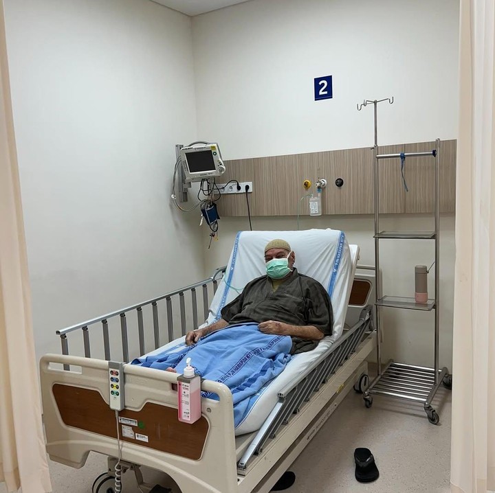 <p>Pada <em>postingan</em> yang lainnya, Mona pun sempat menceritakan perjuangan sang ayah untuk berobat selama setahun belakang ini. “Setahun belakangan papi suka ngeluh dadanya sesak dan kakinya bengkak. Susah banget diajak ke dokter. Tapi tiga bulan belakangan pinter banget selalu mau diajak keliling2 RS karena tiga bulan belakangan sesaknya sudah terus2an,” tuturnya. (Foto: Instagram@monaratuliu)</p>