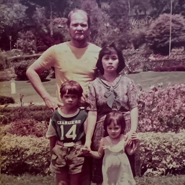 <p>Belum lama ini, Mona membagikan beberapa momen bersama sang ayah ketika ia masih kecil. Salah satunya, ia mengunggah foto-foto lawas bersama keluarga di akun Instagram sekaligus menceritakan kenangan manis yang tak pernah dilupakan. (Foto: Instagram@monaratuliu)</p>