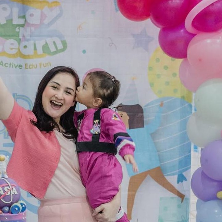 <p>Mona Ratuliu hamil lagi anak keempat saat anak-anaknya beranjak dewasa. Mona mengaku kaget saat tahu hamil lagi di usia 38 tahun, terlebih putri sulungnya Davina Syafa sudah remaja berusia 17 tahun. Mona pun melahirkan anak keempatnya, Numa Kamala Srikandi, pada 20 Mei 2020. (Foto: @monaratuliu).</p>