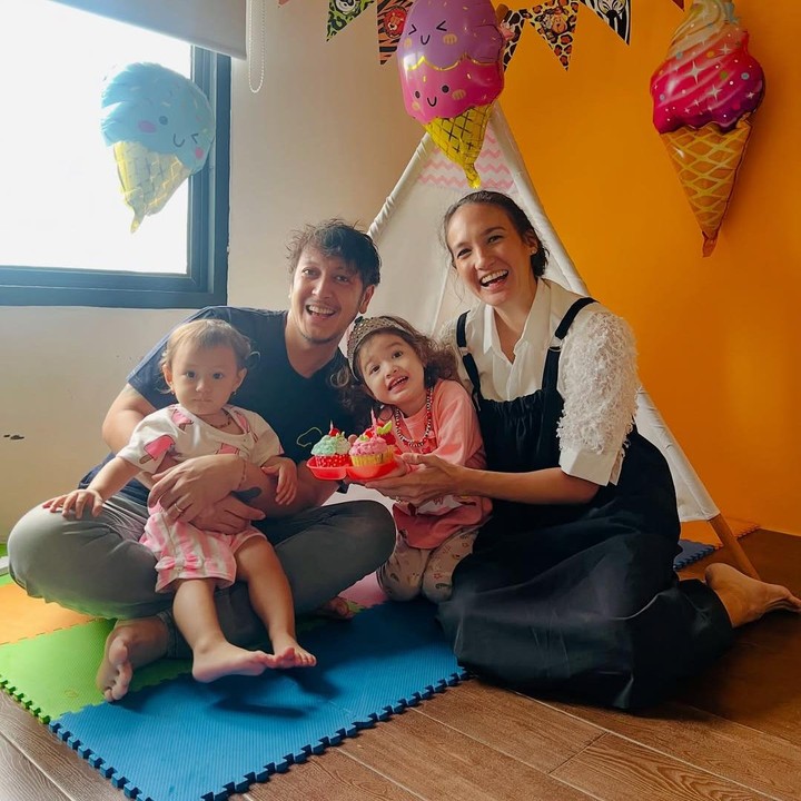 <p>Sejak menikah, rumah tangga Nadine dan Dimas jauh dari gosip miring, Bunda. Dimas diketahui tetap fokus menjalani kariernya di dunia akting, sementara Nadine fokus mengasuh kedua putri mereka. (Foto: Instagram @nadinelist/ @dimsanggara)</p>
