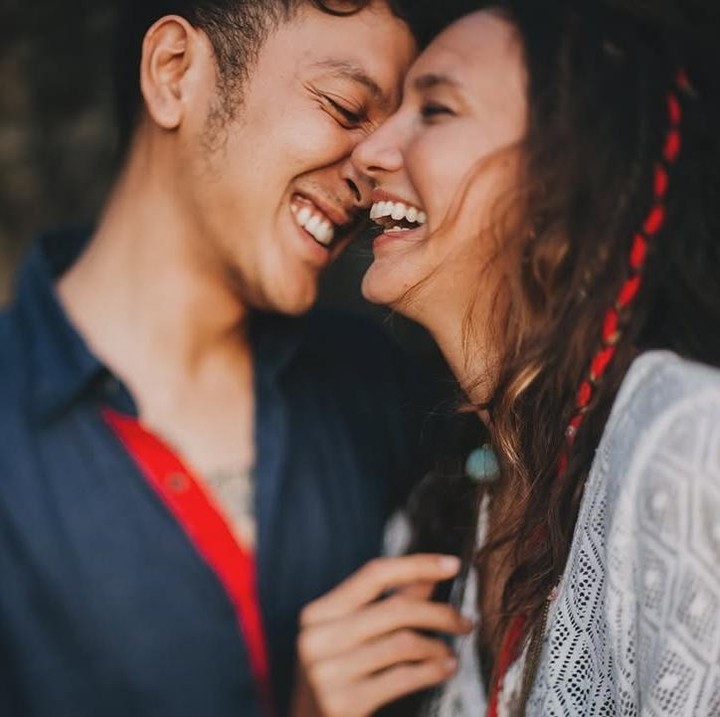 <p>Melalui unggahan tersebut, Dimas juga mengungkapkan rasa cintanya kepada sang istri. "<em>Lucky number</em> 7. Schatz, 7 tahun yang lalu kita berjanji kepada sang Pencipta, berjanji untuk saling mencintai di atas perbedaan, mewarnai tiap langkah kita dengan kebahagiaan, toleransi menjadi kunci kita membangun masa depan. Terimakasih atas kesabaran, kasih sayang, dan dukunganmu dalam membangun keluarga. <em>happy 7th anniversary, i love you</em> schatzi," tulis Dimas. (Foto: Instagram @nadinelist/ @dimsanggara)</p>