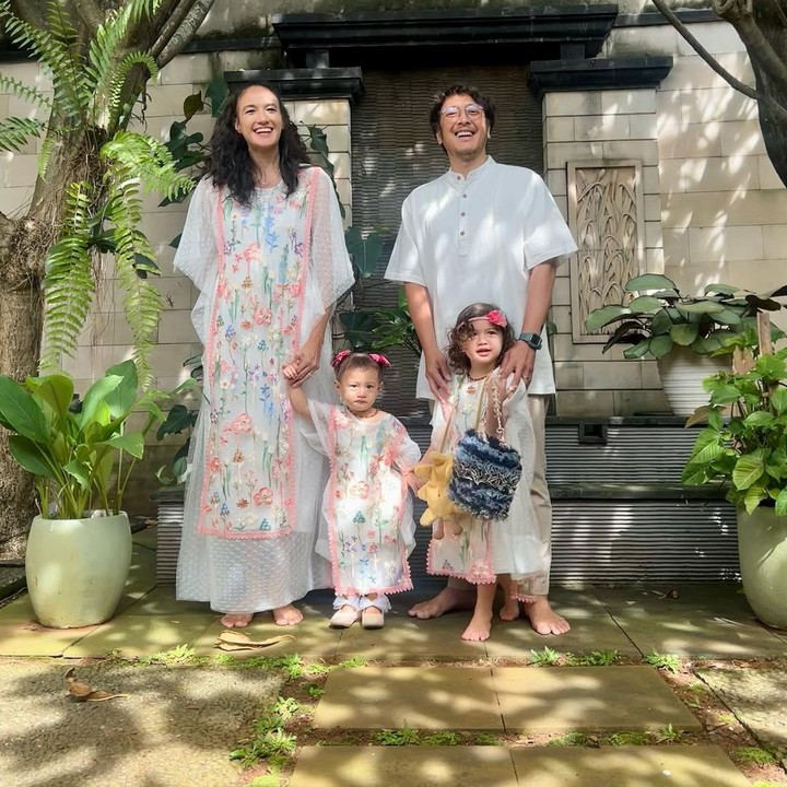 <p>Nadine Chandrawinata dan sang suami, Dimas Anggara, selalu mengajarkan kedua putrinya, Djiwa dan Djala untuk hidup sederhana. Alih-alih bermain ke tempat mewah, Nadine memilih untuk membawa kedua anaknya untuk bermain ke sungai, taman, sawah, maupun pantai. (Foto: Instagram @nadinelist @dimsanggara)</p>