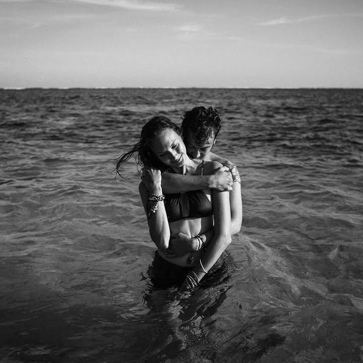 <p>Di hari ulang tahun pernikahan ke-7, Dimas mengunggah foto romantisnya dengan sang istri ke media sosial. Dalam foto hitam putih ini, Dimas memeluk Nadine saat keduanya tengah menghabiskan waktu di laut. (Foto: Instagram @nadinelist/ @dimsanggara)</p>