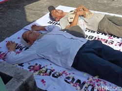 Protes Tabungannya Dikemplang, Nasabah BUKP Wates Lakban Mulut