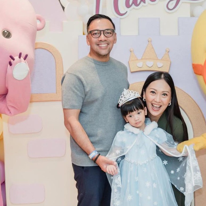 <p>Nola Be3 atau Riafinola Ifani Sari juga sama seperti Mona hamil anak keempat di usia anak-anaknya sudah beranjak remaja. Bahkan putri sulungnya Naura Ayu yang kala itu berusia 16 tahun tengah aktif di dunia hiburan sebagai penyanyi dan pemain film. (Foto: @riafinola).</p>