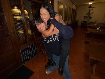 img-title Pacar Ari Irham Dapat Ronce Melati Luna Maya, Disuruh Segera Menikah