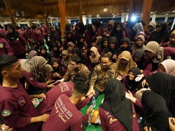 Bupati Kediri Dampingi Anies Baswedan Sapa Siswi SMA Dharma Wanita