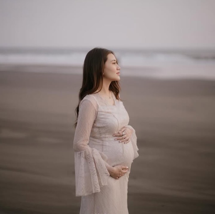 <p>Aaliyah Massaid juga masih terlihat nyaman menjalani kehamilan pertamanya. Bersama sang suami Thariq Halilintar, ia kerap membagikan aktivitasnya sehari-hari. Aaliyah juga telah menggelar gender reveal party, kini ia bersiap menyambut kelahiran bayi laki-laki. Foto: Instagram/@aaliyah.massaid</p>