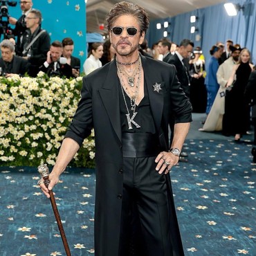 Penampilan Mencolok Shah Rukh Khan yang Debut di Met Gala 2025