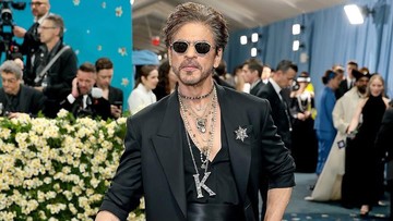 Penampilan Mencolok Shah Rukh Khan yang Debut di Met Gala 2025