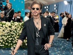 Penampilan Mencolok Shah Rukh Khan yang Debut di Met Gala 2025