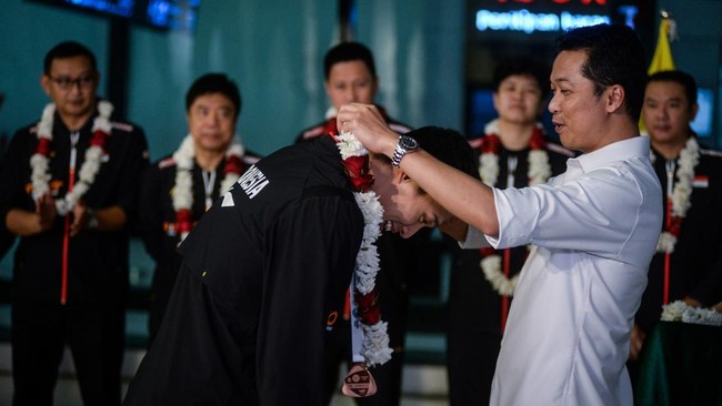 Wakil Ketua PP PBSI Taufik Hidayat memberikan nasihat pada Jonatan Christie yang memutuskan untuk keluar dari Pelatnas Cipayung.