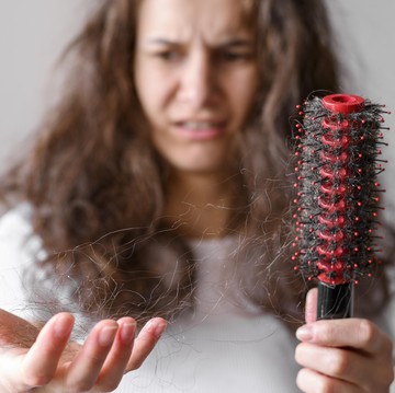 img-title 7 Penyebab Rambut Rontok saat Menjalani Diet Ketat dan Cara Mengatasinya