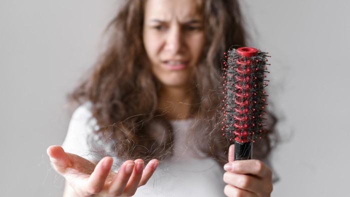 img-title 7 Penyebab Rambut Rontok saat Menjalani Diet Ketat dan Cara Mengatasinya