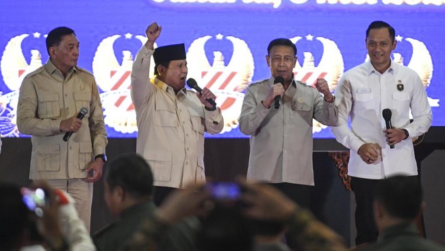 Presiden Prabowo Subianto menyanyikan hymne Taruna bersama purnawirawan TNI dalam acara Halalbihalal di Balai Kartini, Jakarta.