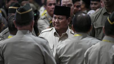 Presiden Prabowo Subianto (kedua kiri) bersama Penasihat Khusus Presiden Indonesia Bidang Politik dan Keamanan Wiranto (kedua kanan), Menteri pertahanan Sjafrie Sjamsoeddin (kiri) dan Menteri Koordina
