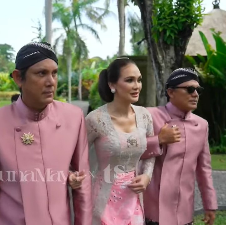 <p>Ketika memasuki area siraman, Luna diapit oleh kedua kakak laki-lakinya. Mereka adalah Ismael Dully dan Tipi Jabrik. Ia dibawa untuk meminta restu sang bunda, Desa, (Foto: YouTube TS Media)</p>