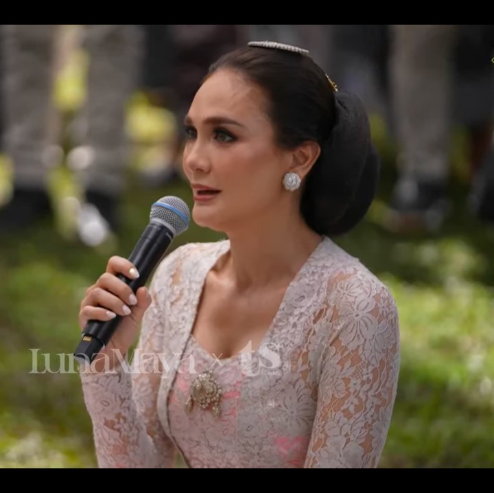 <p>Artis cantik Luna Maya menggelar acara siraman jelang pernikahannya dengan sang kekasih, Maxime Bouttier, pada Selasa (6/5/2025). Diketahui, Luna dan Maxime akan melangsungkan akad nikah di esok hari, yakni pada Rabu (7/5/2025). (Foto: YouTube TS Media)</p>
