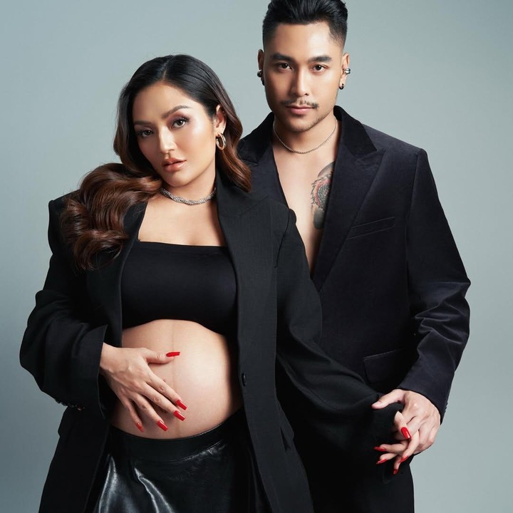 <p>Penyanyi dangdut Siti Badriah baru-baru ini mem-<em>posting</em> potret <em>maternity shoot</em> kehamilan keduanya di media sosial. Dalam <em>maternity shoot</em> ini, Siti tampil <em>stylish</em> dan elegan mengenakan pakaian serba hitam dan memamerkan<em> baby bump</em> kehamilannya yang sudah terlihat besar. Siti juga tampil serasi dengan suaminya, Krisjiana Baharudin. (Foto: Instagram @krisjianabah)</p>