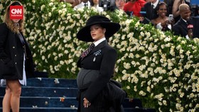 VIDEO: Met Gala 2025, Rihanna Pamer Hamil Lagi hingga Pesona SRK