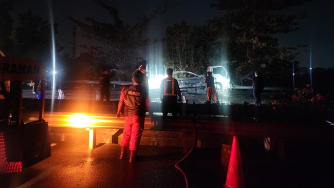 Kebakaran truk TNI AD di Tol Gempol-Pandaan menyebabkan pengalihan arus lalu lintas. Kini jalan dibuka kembali setelah proses evakuasi.