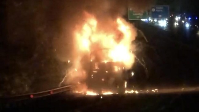 TNI AD Buka Suara soal Truk Terbakar Disertai Ledakan di Tol Gempol TNI AD buka bunyi soal truk terbakar dan disertai ledakan di Tol Gempol KM 772-774 arah Pandaan, Pasuruan, Jawa Timur, Senin (5/5) malam.