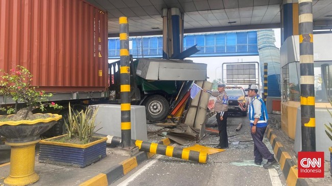 Sebuah truk trailer menabrak gardu Tol Waru akibat pengemudi diduga mengantuk. Kerugian ditaksir Rp10 juta, namun tidak ada korban jiwa.