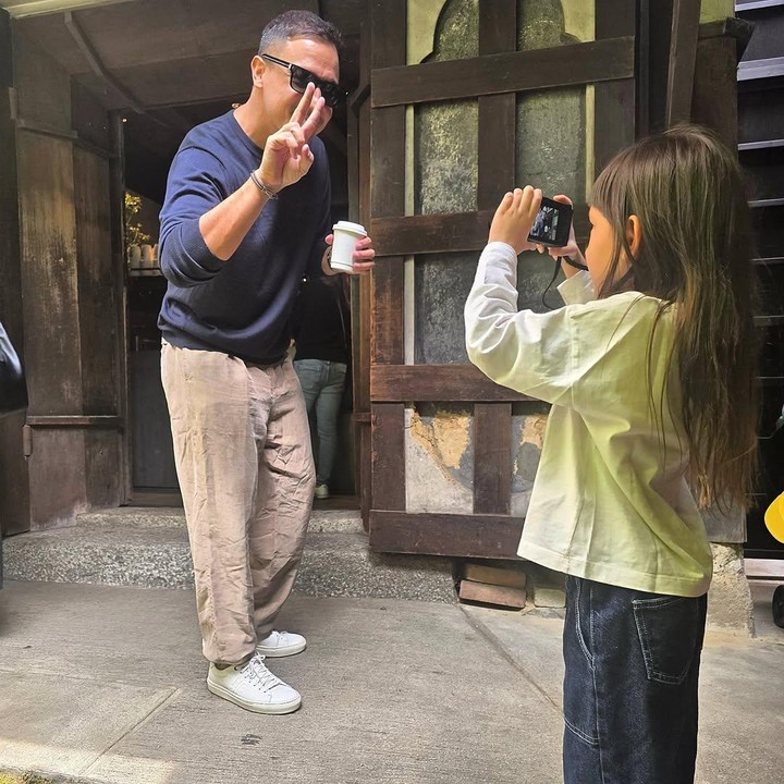 <p>Pada salah satu unggahan, Zalina bahkan terlihat memotret sang Ayah. Gemas banget, ya! "Si Kecil sudah bisa foto," tulis Hamish dengan emotikon tertawa. (Foto: Instagram: @hamishdw)</p>