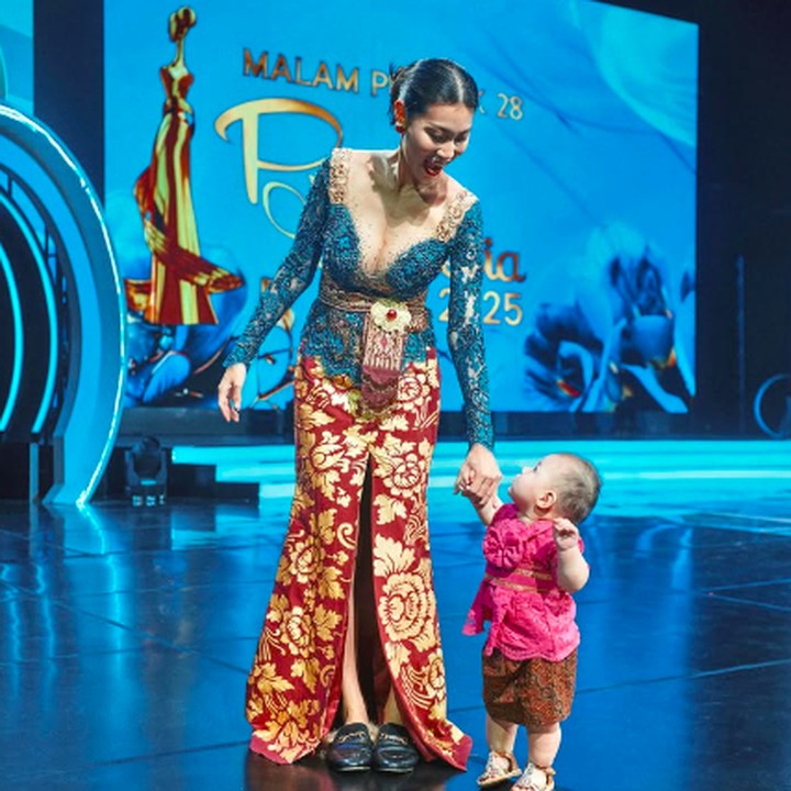 <p>Model ternama Patricia Gouw dipercaya untuk membawakan acara Puteri Indonesia dari tahun ke tahun, Bunda. Berbeda dari tahun sebelumnya, kali ini dirinya turut mengajak sang putri, Zoe Harper Bartoli. (Foto: Instagram: @patriciagouw)</p>