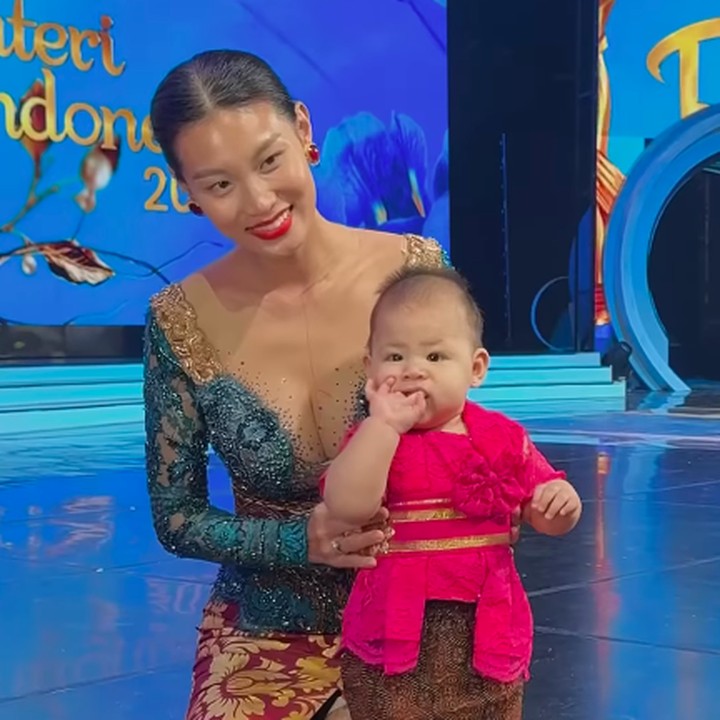 <p>Melalui sebuah video, Patricia bercerita bahwa di Puteri Indonesia 2024 tahun lalu, Zoe masih berada di dalam perutnya. Di Puteri Indonesia tahun ini, Zoe sudah bisa melihat dirinya dari atas panggung. (Foto: Instagram: @patriciagouw)</p>