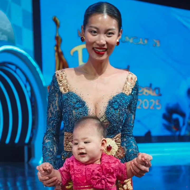 <p>"Ikut Mami dari di dalam perut, nonton Mami nge-MC, dan semoga akan tampil dan menang di panggung itu, amin, doa seorang netizen. "Aduh aduhhhhh gemas banget sudah bisa dipakaikan kebaya. Jangan cepat-cepat gede ya Zoeeee," ujar netizen dengan menyisipkan emotikon hati. (Foto: Instagram: @patriciagouw)</p>