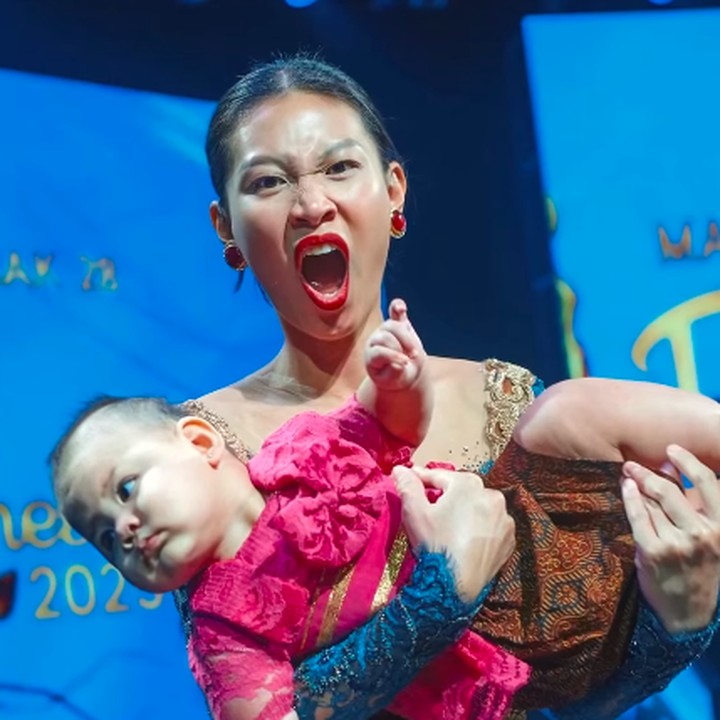 <p>"Tahun lalu Zoe masih usia tiga bulan di kandungan. Belum ada tendangan, cuma degup kecil yang Mami rasain dan harus hati-hati banget karena Mama dapatin kamu susah dan Mama pernah gagal sebelumnya," cerita perempuan yang akrab disapa Patgouw ini. (Foto: Instagram: @patriciagouw)</p>