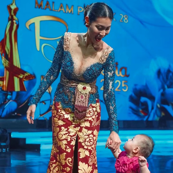 <p>Ketika menemani sang Bunda bekerja, Zoe turut mengenakan kebaya cantik warna fushia. Sementara itu, sang Bunda tampil menawan dengan kebaya hijau tosca. (Foto: Instagram: @patriciagouw)</p>