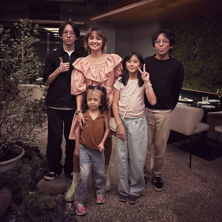 <p>Joanna kerap membagikan potret anak-anaknya di media sosial, termasuk kedua putranya yang sudah beranjak remaja. Potret Zuriel dan Zeraiah ini pun langsung menarik perhatian netizen. Beberapa netizen menyebut keduanya sangat mirip dengan mendiang sang Ayah. (Foto: Instagram: @joannaalexandra)</p>