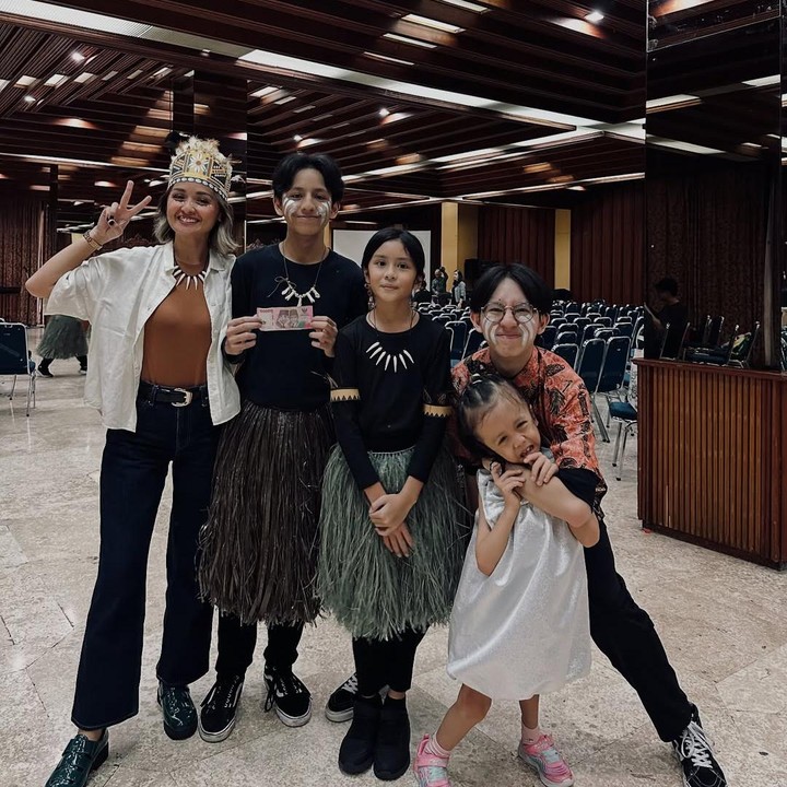 <p>Zuriel dan Zeraiah memiliki dua adik perempuan yang masih kecil. Mereka adalah Zoey Havilah Salajena dan Ziona Eden Alexandra. Zuriel dan Zeraiah sangat dekat dengan kedua adik perempuannya ini. (Foto: Instagram: @joannaalexandra)</p>