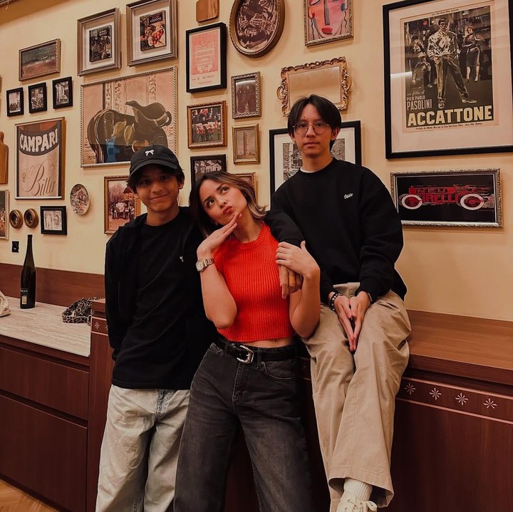 <p>Potret Zuriel dan Zeraiah ini pun langsung menarik perhatian netizen. Tidak sedikit yang menyebut keduanya sangat mirip dengan mendiang sang Ayah. (Foto: Instagram: @joannaalexandra)</p>