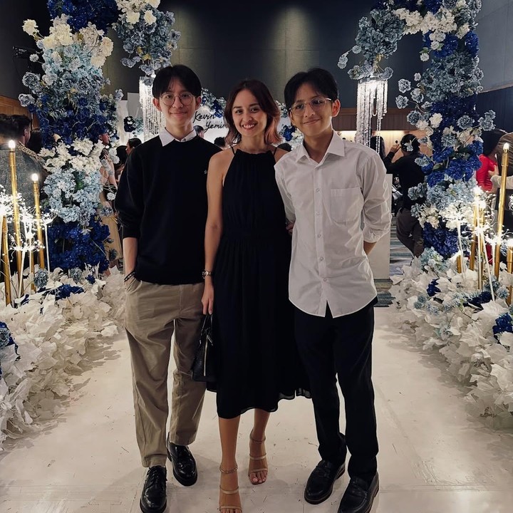 <p>Beberapa komentar netizen dapat dilihat di kolom komentar unggahan Joanna. "Ya ampun Radit banget (wajahnya). Semakin gede benar-benar Radit sekali," kata seorang netizen dengan emotikon hati. "Muka Papanya banget," tutur netizen lainnya. (Foto: Instagram: @joannaalexandra)</p>