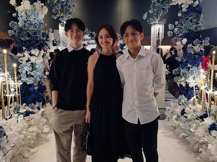 Joanna Alexandra dan 2 Putranya yang Sudah Dewasa, Disebut Mirip dengan Mendiang Suami