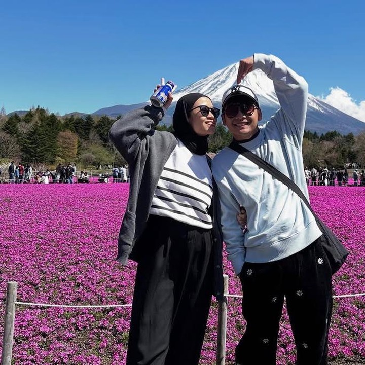 <p>Alca Octaviani istri komika Bintang Emon sedang hamil anak pertama. Keduanya bahkan sedang menghabiskan waktu liburan ke Jepang. Alca dan Emon membagikan kabar bahagia hamil anak pertama lewat instagram. (Foto: @alcaoctvn).</p>