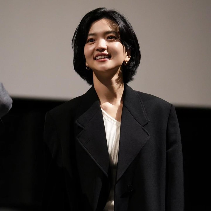 <p>Gaya rambut pendek bob seperti Kim Tae Ri berikut cocok bagi Bunda yang ingin tampil simpel dan praktis, terutama saat beraktivitas. (Foto: Instagram @management_mmm)</p>