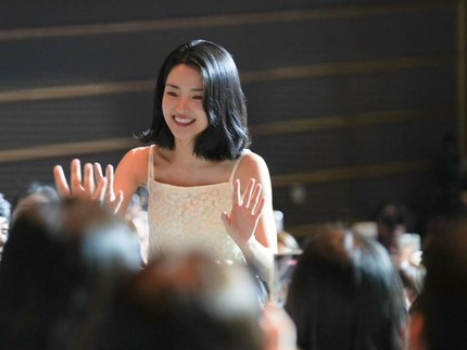 5 Potret Gaya Rambut Pendek Kim Tae Ri, Artis Korea Peraih Baeksang Arts Awards Kategori Best Actress