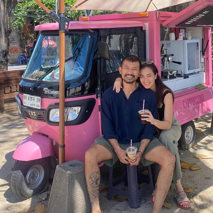 <p>Rumah tangga Atiqah Hasiholan dan Rio Dewanto juga hampir tak pernah diterpa gosip miring. Siapa sangka? Ternyata sang istri memiliki usia enam tahun lebih tua dari sang suami, Bunda. (Foto: Instagram@atiqahhasiholan)</p>