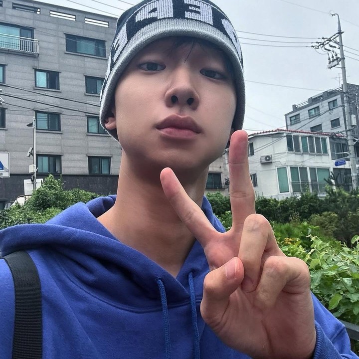 <p>Bahkan, ketika ia menggunakan topi beanie dan juga hoodie seperti ini dapat menarik perhatian penggemarnya di Instagram yang kini telah mencapai 72 ribu pengikut. (Foto: Instagram @twozun)</p>
