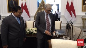 Bill Gates Kasih Boneka Paus ke Kucing Prabowo Bobby Kertanegara
